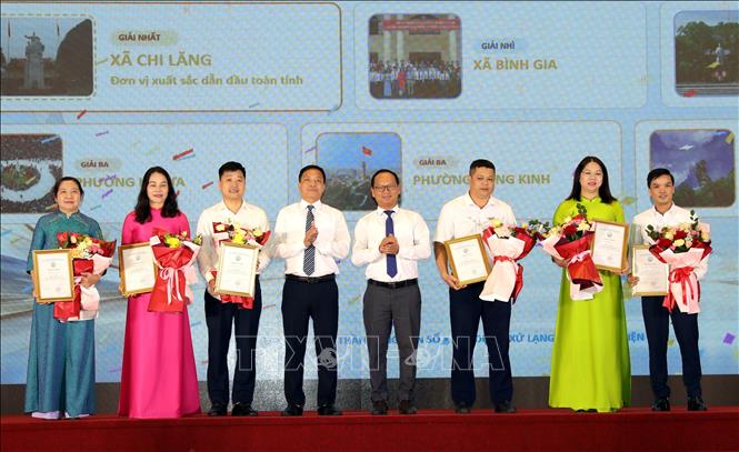 Ban Tổ chức trao giải thưởng cộng đồng lan tỏa cho 6 xã, phường tỉnh Lạng Sơn có thành tích cao trong tổ chức Cuộc thi “Công dân số Xứ Lạng” năm 2026. Ảnh: Văn Đạt - TTXVN