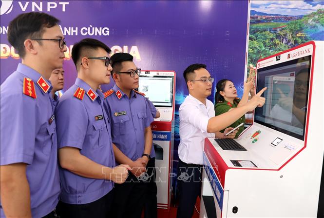 Các đại biểu trải nghiệm ứng dụng số của Ngân hàng Nông nghiệp và Phát triển Nông thôn Việt Nam tại Ngày hội toàn dân học tập số tỉnh Lạng Sơn. Ảnh: Văn Đạt - TTXVN