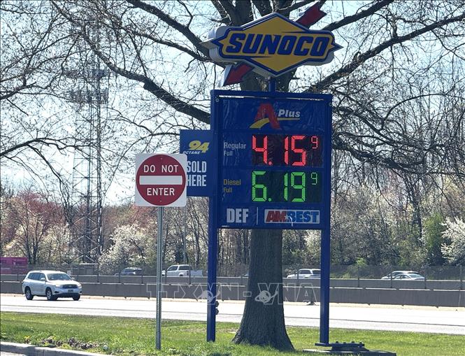 Bảng giá tại một trạm xăng Sunoco ở bang Delaware cho thấy xăng thường ở mức 4,15 USD/gallon và dầu diesel ở mức 6,19 USD/gallon, phản ánh áp lực chi phí nhiên liệu tại Mỹ.		Đoàn Hùng - P/v TTXVN tại Mỹ
