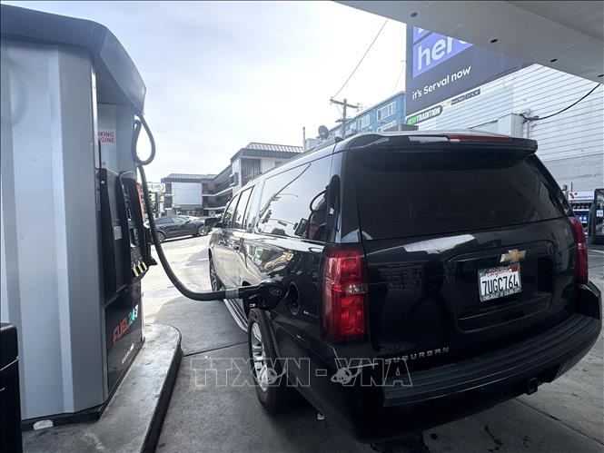 Một chiếc SUV đang tiếp nhiên liệu tại trạm xăng ở bang California. Giá nhiên liệu tăng cao làm gia tăng chi phí đi lại và gây thêm áp lực lên ngân sách các hộ gia đình. Ảnh: Đoàn Hùng - Pv TTXVN tại Mỹ
