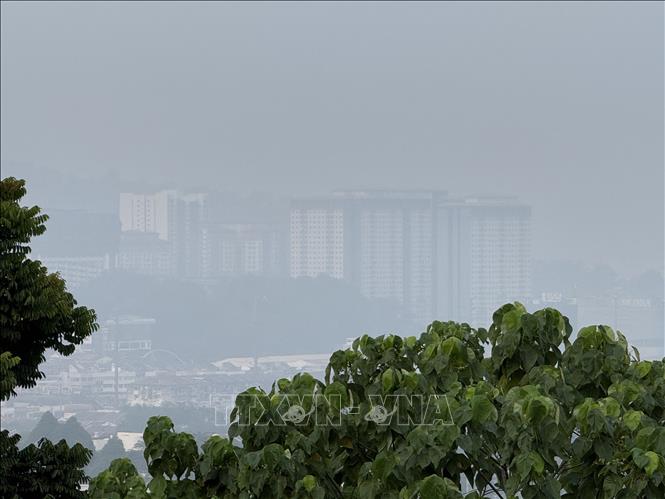 Một góc thành phố Kuala Lumpur chìm trong khói mù.  Ảnh: Thanh Bình - PV TTXVN tại Malaysia