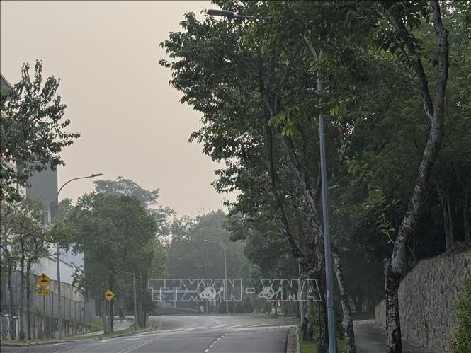 Người dân hạn chế hoạt động ngoài trời trước tình trạng ô nhiễm không khí từ khói mù.  Ảnh: Thanh Bình - PV TTXVN tại Malaysia