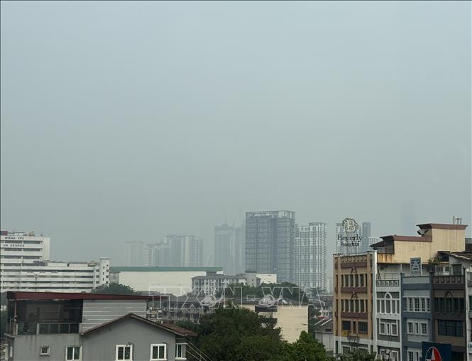 Nhiều tòa chung cư ẩn hiện sau lớp khói mù ở thủ đô Kuala Lumpur.  Ảnh: Thanh Bình - PV TTXVN tại Malaysia