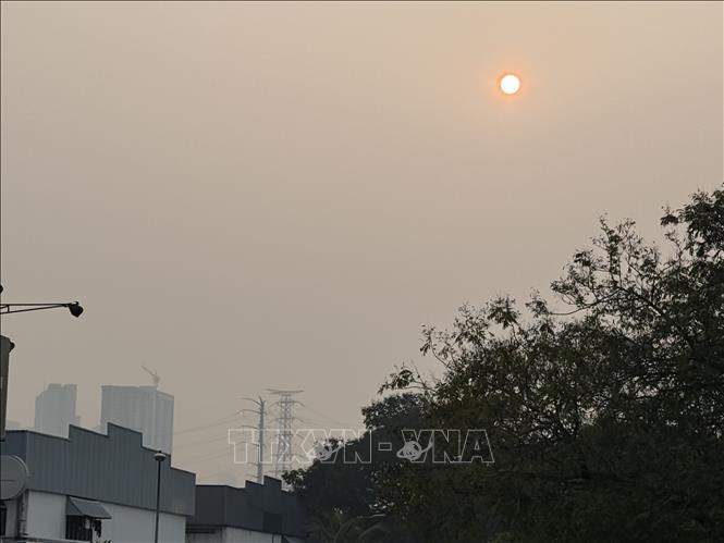 Ánh nắng mặt trời 'yếu ớt' chiếu xuống trong màn khói mù dày đặc. Ảnh: Thanh Bình - PV TTXVN tại Malaysia