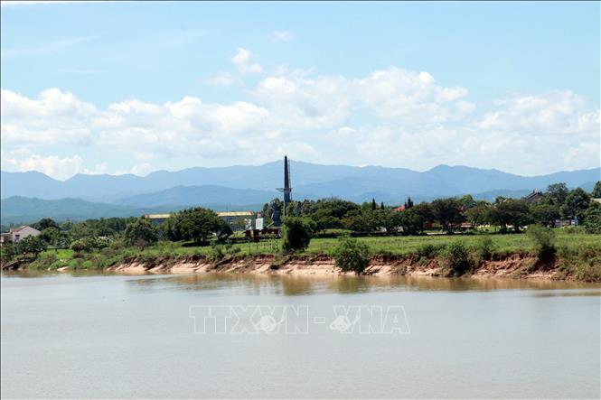 Sạt lở bờ Bắc sông Thạch Hãn đoạn qua khu phố An Đôn, phường Quảng Trị. Ảnh: Tường Vi - TTXVN