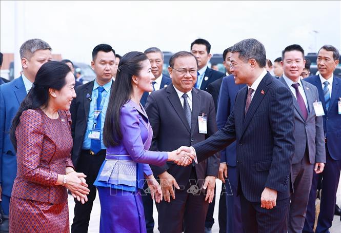 Lễ tiễn Thủ tướng Lê Minh Hưng kết thúc chuyến thăm chính thức Vương quốc Campuchia. Ảnh: Dương Giang – TTXVN 

