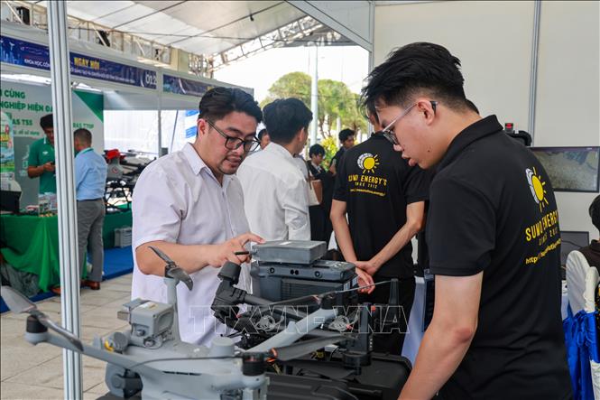 Phương tiện bay không người lái có tiềm năng ứng dụng trong giám sát, kiểm tra hiện trạng sản xuất nông nghiệp. Ảnh: Giang Phương - TTXVN
