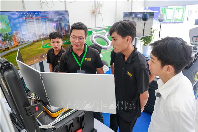 Các giải pháp công nghệ số được giới thiệu, phục vụ nhu cầu quản lý, điều hành và phát triển kinh tế - xã hội tại địa phương. Ảnh: Giang Phương - TTXVN
