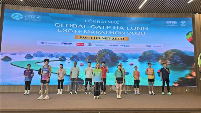 Ra mắt mẫu áo đấu chính thức của giải chạy tại lễ khai mạc. Ảnh: Thanh Vân - TTXVN