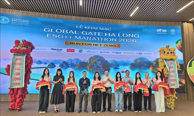 Các đại biểu thực hiện nghi thức cắt băng khai mạc Giải chạy Global Gate Hạ Long ESG++ Marathon 2026. Ảnh: Thanh Vân-TTXVN