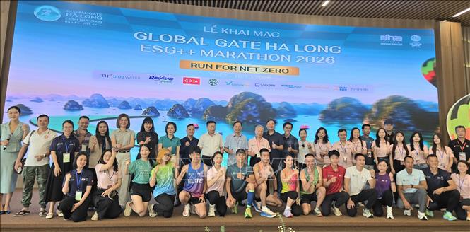 Các đại biểu, ban tổ chức chụp ảnh lưu niệm trong buổi khai mạc. Ảnh: Thanh Vân-TTXVN