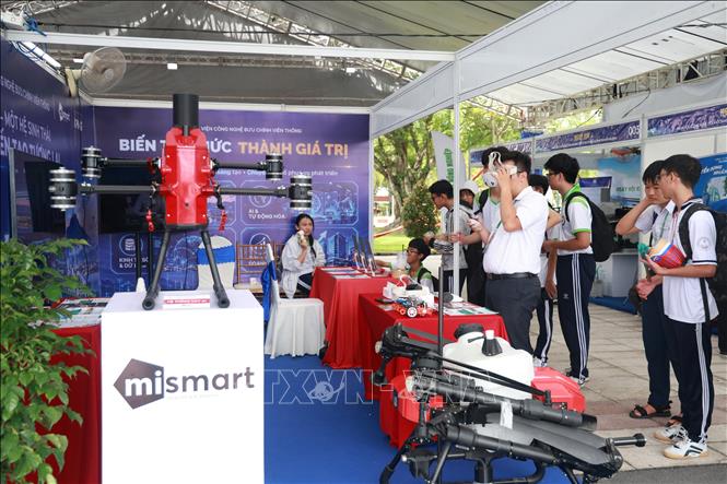 Tây Ninh thúc đẩy ứng dụng phương tiện bay không người lái gắn với nhu cầu thực tiễn, hướng đến phát triển kinh tế tầm thấp và công nghiệp công nghệ cao. Ảnh: Giang Phương - TTXVN