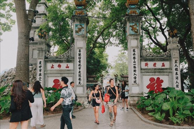 Đông đảo du khách trong nước và quốc tế tham quan đền Ngọc Sơn, một trong những di tích lịch sử, văn hóa tiêu biểu của Hà Nội, trong dịp kỷ niệm 72 năm Ngày Giải phóng Thủ đô. Ảnh: Phạm Tuấn Anh - TTXVN
