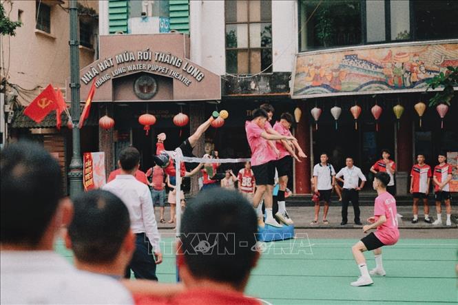 Các vận động viên thi đấu cầu mây tại khu vực trước Nhà hát Múa rối Thăng Long (Hà Nội) thu hút đông đảo người xem. Ảnh: Phạm Tuấn Anh - TTXVN