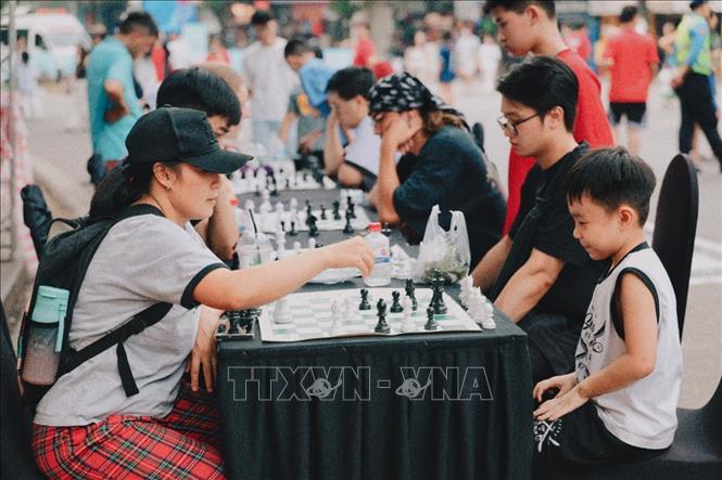 Người dân tham gia giao lưu cờ vua tại không gian đi bộ hồ Hoàn Kiếm. Ảnh: Phạm Tuấn Anh - TTXVN