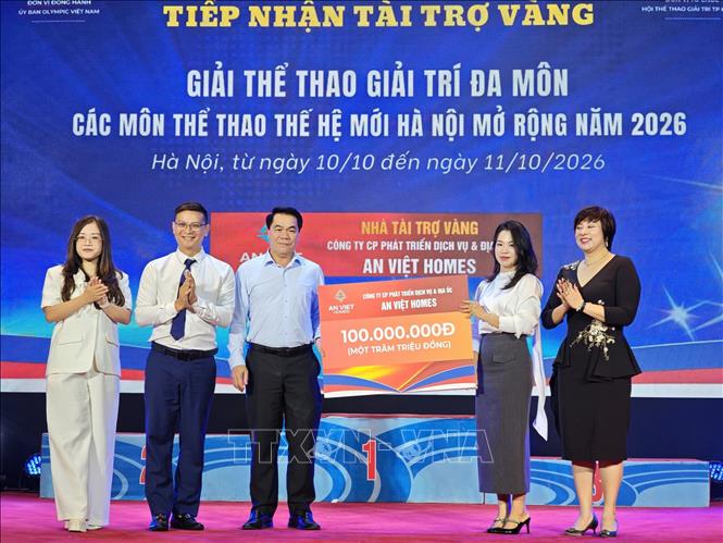 Công ty Cổ phần Phát triển dịch vụ & Địa ốc An Việt Homes trao 100 triệu đồng tài trợ tổ chức giải đấu. Ảnh: Nam Sương - TTXVN
