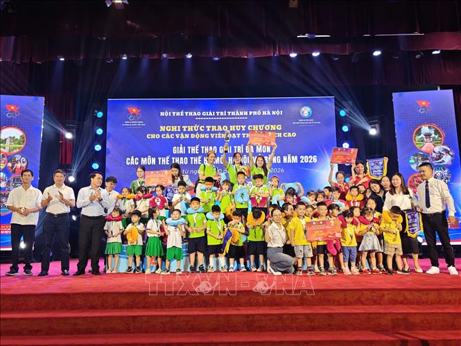 Trao giải cho các nội dung thi đấu Recsports. Ảnh: Nam Sương - TTXVN