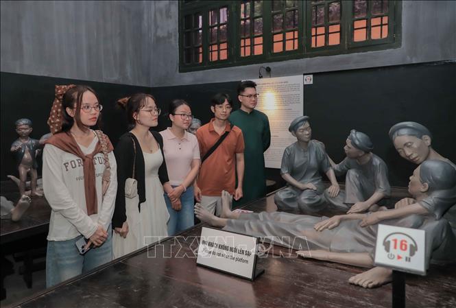 Di tích Nhà tù Hỏa Lò được nhiều bạn trẻ lựa chọn làm điểm đến tham quan, tìm hiểu lịch sử dân tộc, tri ân các anh hùng liệt sĩ nhân kỷ niệm 72 năm Ngày Giải phóng Thủ đô. Ảnh: Phan Phương – TTXVN