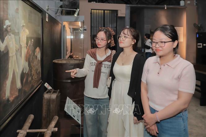Di tích Nhà tù Hỏa Lò được nhiều bạn trẻ lựa chọn làm điểm đến tham quan, tìm hiểu lịch sử dân tộc, tri ân các anh hùng liệt sĩ nhân kỷ niệm 72 năm Ngày Giải phóng Thủ đô. Ảnh: Phan Phương – TTXVN