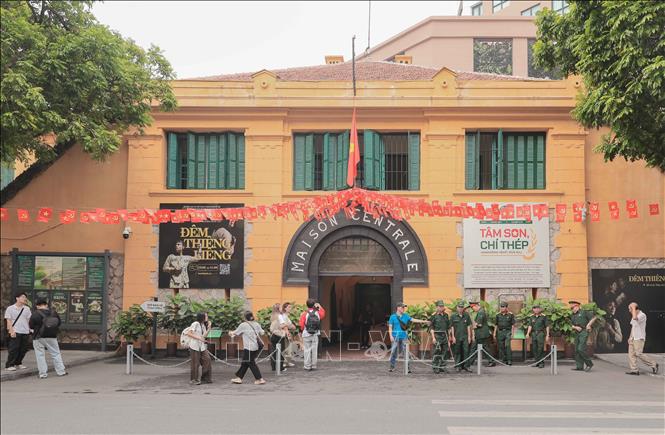 Đông đảo người dân và du khách tham quan Di tích Nhà tù Hỏa Lò (Hà Nội) nhân kỷ niệm 72 năm Ngày Giải phóng Thủ đô (10/10/1954–10/10/2026). Ảnh: Phan Phương – TTXVN
