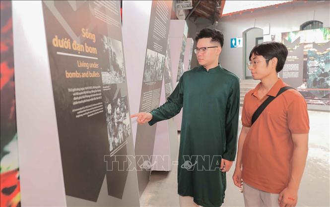 Di tích Nhà tù Hỏa Lò là nơi lưu giữ nhiều hiện vật, tư liệu lịch sử quý giá, tái hiện tinh thần đấu tranh kiên cường của các chiến sĩ cách mạng, đồng thời là địa chỉ giáo dục truyền thống yêu nước cho thế hệ trẻ. Ảnh: Phan Phương – TTXVN