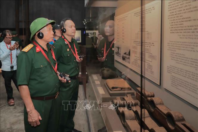 Hệ thống thuyết minh tự động bằng nhiều ngôn ngữ hỗ trợ du khách trong nước và quốc tế khám phá lịch sử Di tích Nhà tù Hỏa Lò thuận tiện hơn. Ảnh: Phan Phương – TTXVN