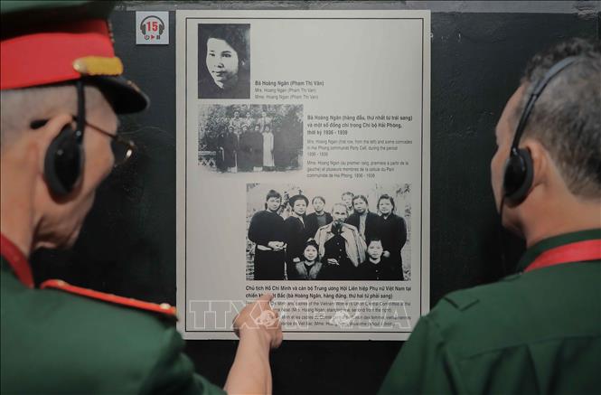 Du khách trải nghiệm thiết bị thuyết minh tự động với 8 ngôn ngữ, tìm hiểu nội dung trưng bày theo cách chủ động tại Di tích Nhà tù Hỏa Lò. Ảnh: Phan Phương – TTXVN