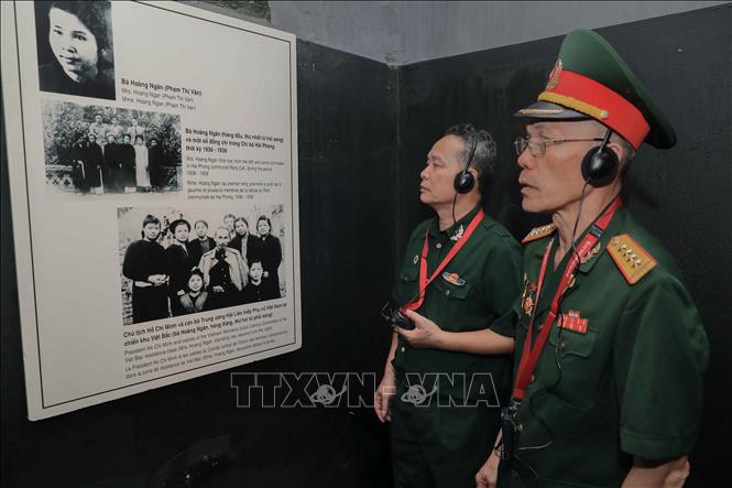 Các cựu chiến binh từ khắp mọi miền đất nước về tham quan Di tích Nhà tù Hỏa Lò, ôn lại những ký ức hào hùng và tri ân các đồng đội đã hy sinh. Ảnh: Phan Phương – TTXVN