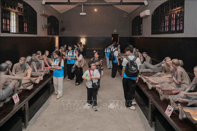 Các khu vực giam giữ được phục dựng theo kích thước nguyên mẫu, giúp công chúng hình dung rõ hơn về điều kiện khắc nghiệt mà các chiến sĩ cách mạng từng trải qua tại Nhà tù Hỏa Lò. Ảnh: Phan Phương – TTXVN