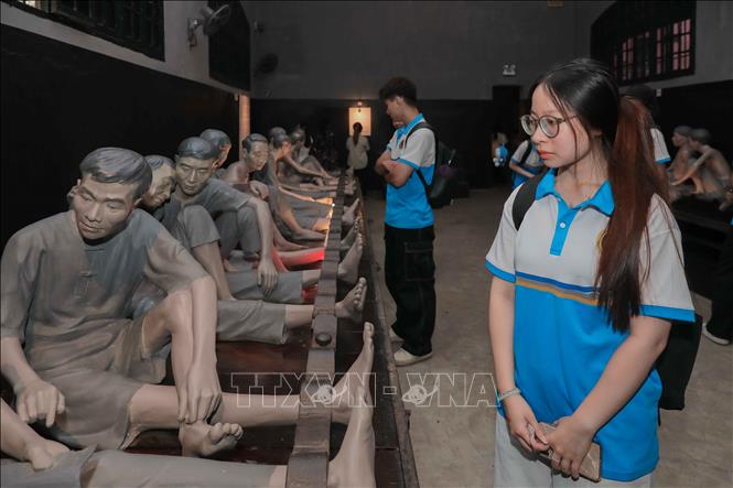 Nhiều học sinh, sinh viên lựa chọn Di tích Nhà tù Hỏa Lò làm điểm tham quan, học tập thực tế, tìm hiểu lịch sử dân tộc và bồi đắp lòng yêu nước. Ảnh: Phan Phương – TTXVN