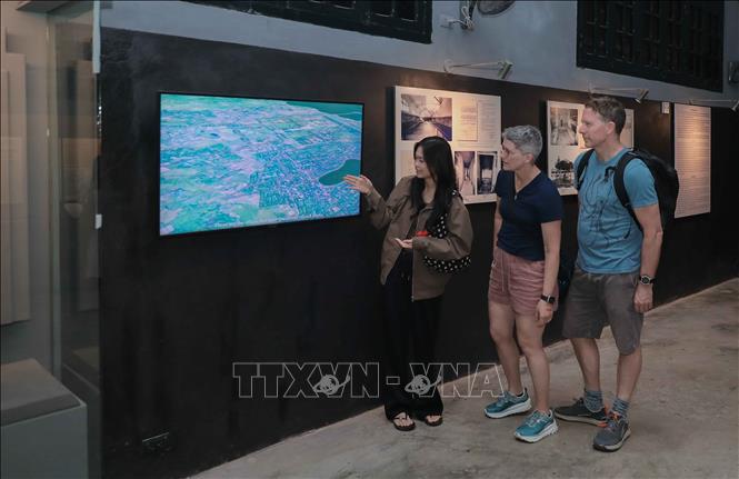 Các hình ảnh, âm thanh và video tư liệu được số hóa, xử lý và tích hợp vào hệ thống trưng bày, góp phần đổi mới phương thức giới thiệu lịch sử, giúp du khách tiếp cận các câu chuyện tại Di tích Nhà tù Hỏa Lò trực quan, sinh động hơn. Ảnh: Phan Phương – TTXVN
