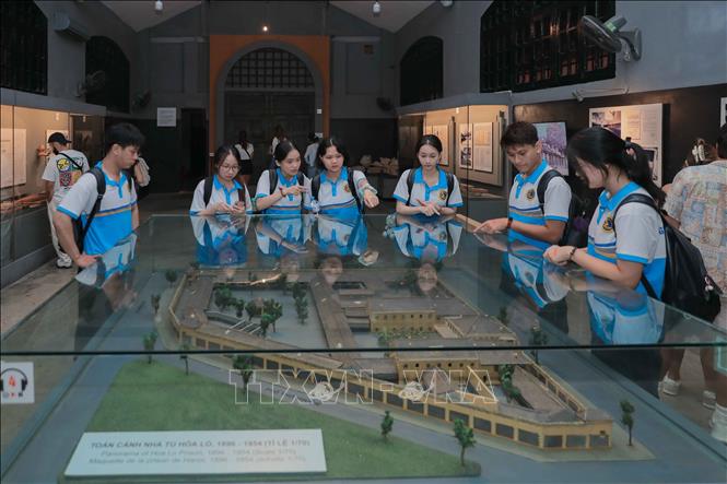 Mô hình 3D tái hiện kiến trúc Nhà tù Hỏa Lò thu hút đông đảo học sinh và du khách tham quan, tìm hiểu lịch sử thông qua hình ảnh trực quan, sinh động. Ảnh: Phan Phương – TTXVN