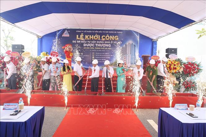 Các đại biểu thực hiện nghi thức khởi công  Dự án đầu tư xây dựng nhà ở xã hội Dược Thượng. Ảnh: Quốc Lũy - TTXVN