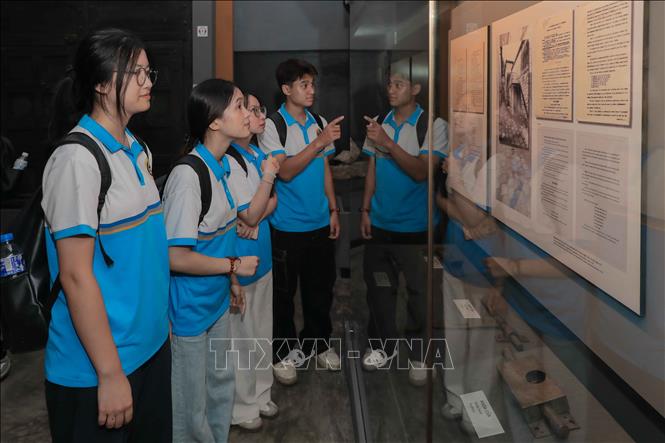 Nhiều học sinh, sinh viên lựa chọn Di tích Nhà tù Hỏa Lò làm điểm tham quan, học tập thực tế, tìm hiểu lịch sử dân tộc và bồi đắp lòng yêu nước. Ảnh: Phan Phương – TTXVN