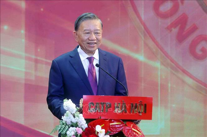 Tổng Bí thư, Chủ tịch nước Tô Lâm phát biểu chúc mừng Câu lạc bộ bóng đá Công an Hà Nội. Ảnh: Phạm Kiên - TTXVN