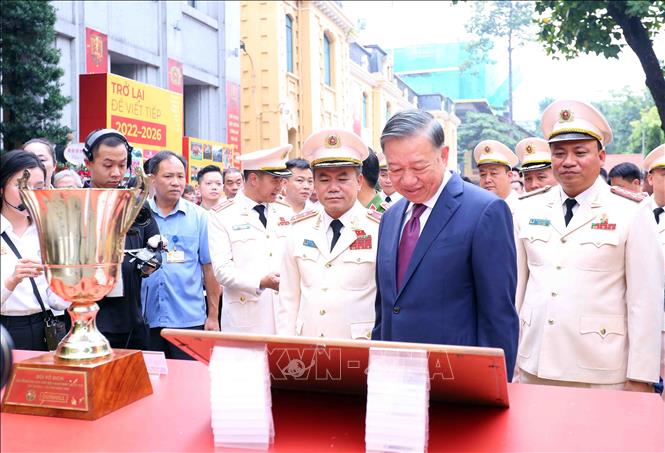 Tổng Bí thư, Chủ tịch nước Tô Lâm tham quan khu trưng bày thành tích 70 năm của Câu lạc bộ bóng đá Công an Hà Nội. Ảnh: Phạm Kiên - TTXVN