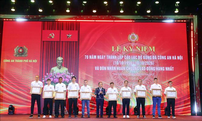 Chủ tịch UBND thành phố Hà Nội Vũ Đại Thắng trao tặng Bằng khen cho các cầu thủ CLB bóng đá Công an Hà Nội có thành tích xuất sắc. Ảnh: Phạm Kiên - TTXVN