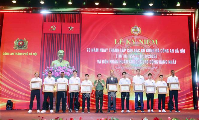 Đại tướng Lương Tam Quang, Ủy viên Bộ Chính trị, Bộ trưởng Bộ Công an trao tặng Bằng khen cho Huấn luyện viên và các cầu thủ của Câu lạc bộ bóng đá Công an Hà Nội có thành tích xuất sắc. Ảnh: Phạm Kiên - TTXVN