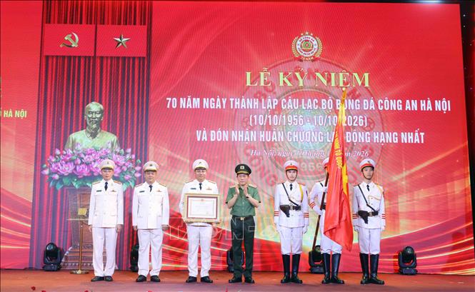 Đại tướng Lương Tam Quang, Ủy viên Bộ Chính trị, Bộ trưởng Bộ Công an trao Huân chương Lao động hạng Nhất của Chủ tịch nước tặng CLB bóng đá Công an Hà Nội. Ảnh: Phạm Kiên - TTXVN