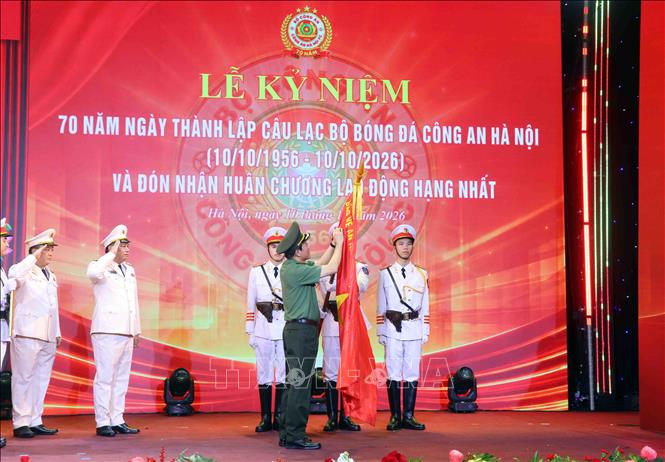 Đại tướng Lương Tam Quang, Ủy viên Bộ Chính trị, Bộ trưởng Bộ Công an trao Huân chương Lao động hạng Nhất của Chủ tịch nước tặng CLB bóng đá Công an Hà Nội. Ảnh: Phạm Kiên - TTXVN