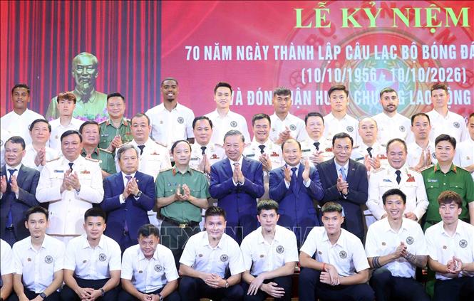 Tổng Bí thư, Chủ tịch nước Tô Lâm với Ban Giám đốc, Ban lãnh đạo và các cầu thủ Câu lạc bộ bóng đá Công an Hà Nội. Ảnh: Phạm Kiên - TTXVN