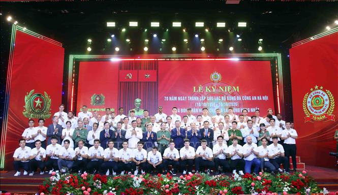Tổng Bí thư, Chủ tịch nước Tô Lâm với Ban Giám đốc, Ban lãnh đạo và các cầu thủ Câu lạc bộ bóng đá Công an Hà Nội. Ảnh: Phạm Kiên - TTXVN