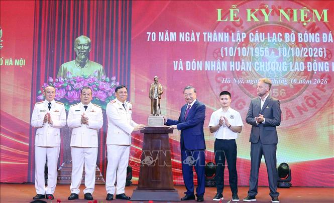 Tổng Bí thư, Chủ tịch nước Tô Lâm tặng bức tượng Chủ tịch Hồ Chí Minh cho Câu lạc bộ bóng đá Công an Hà Nội. Ảnh: Phạm Kiên - TTXVN