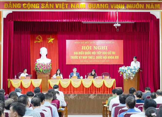 Giám đốc Học viện Chính trị Quốc gia Hồ Chí Minh Đoàn Minh Huấn cùng các Đại biểu Quốc hội tỉnh Nghệ An tiếp xúc cử tri tại phường Vinh Hưng. Ảnh: Trịnh Duy Hưng - TTXVN
