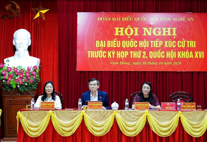 Giám đốc Học viện Chính trị Quốc gia Hồ Chí Minh Đoàn Minh Huấn cùng các Đại biểu Quốc hội tỉnh Nghệ An tiếp xúc cử tri tại phường Vinh Hưng. Ảnh: Trịnh Duy Hưng - TTXVN