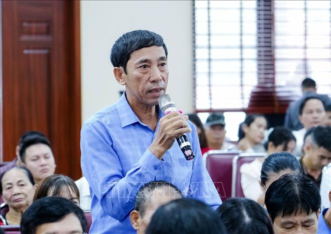 Cử tri phường Vinh Hưng nêu kiến nghị lên đoàn Đại biểu Quốc hội tỉnh Nghệ An. Ảnh: Trịnh Duy Hưng - TTXVN
