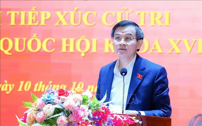 Giám đốc Học viện Chính trị Quốc gia Hồ Chí Minh Đoàn Minh Huấn trả lời các ý kiến cử tri xã Hưng Nguyên Nam. Ảnh: Trịnh Duy Hưng - TTXVN
