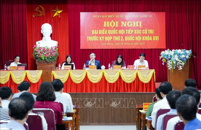 Giám đốc Học viện Chính trị Quốc gia Hồ Chí Minh Đoàn Minh Huấn cùng các Đại biểu Quốc hội tỉnh Nghệ An tiếp xúc cử tri tại phường Vinh Hưng. Ảnh: Trịnh Duy Hưng - TTXVN