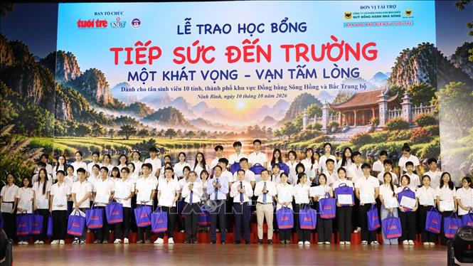 Ban Tổ chức trao các suất học bổng ý nghĩa tặng tân sinh viên có hoàn cảnh khó khăn. Ảnh: Đức Phương - TTXVN