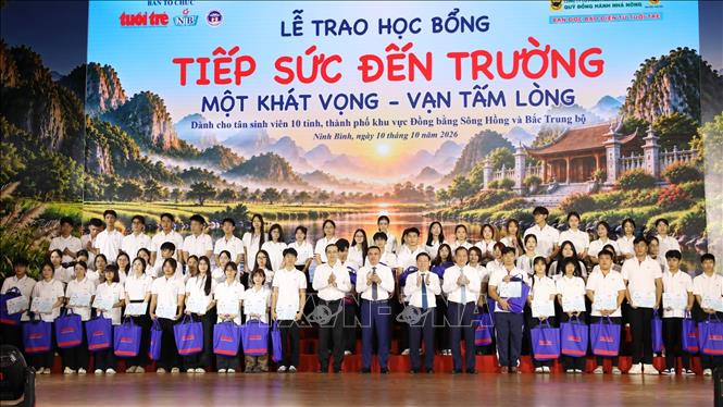 Ban Tổ chức trao các suất học bổng ý nghĩa tặng tân sinh viên có hoàn cảnh khó khăn. Ảnh: Đức Phương - TTXVN